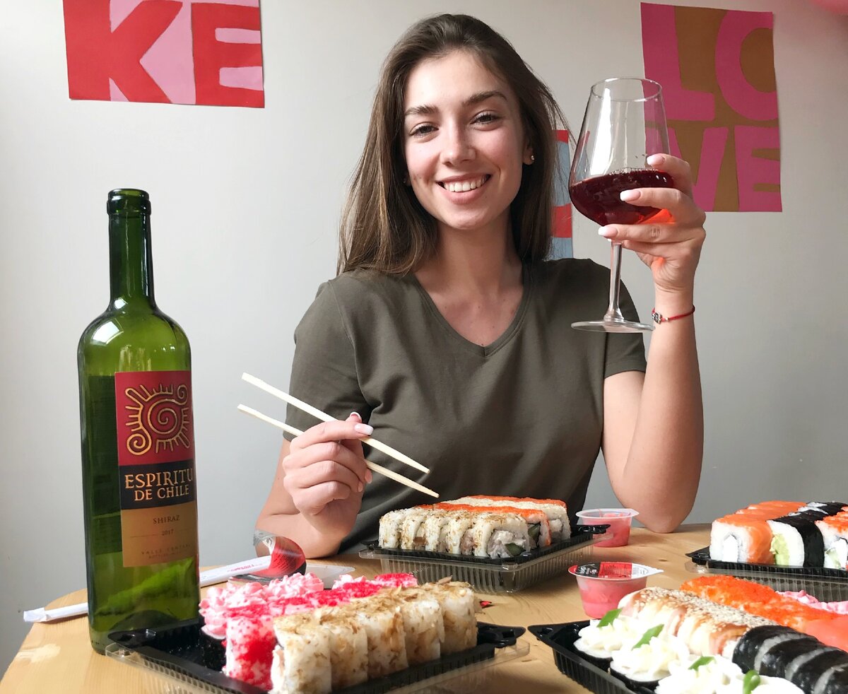 Спешите попробовать самые рыбные роллы - на всех торговых точках нашей сети!