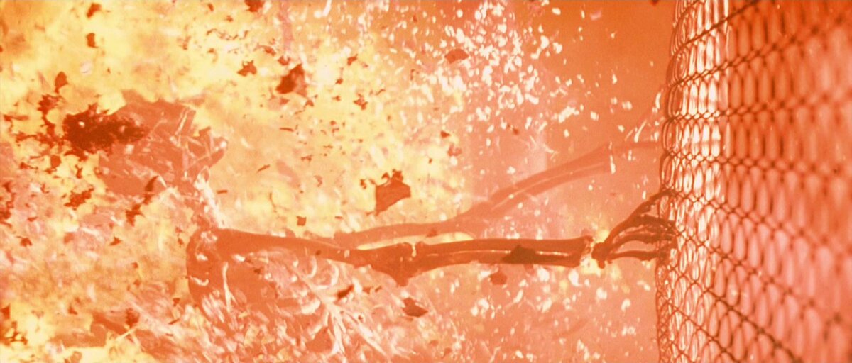 На этом кадре как раз очень хорошо видны разлетающиеся остатки салфеток.