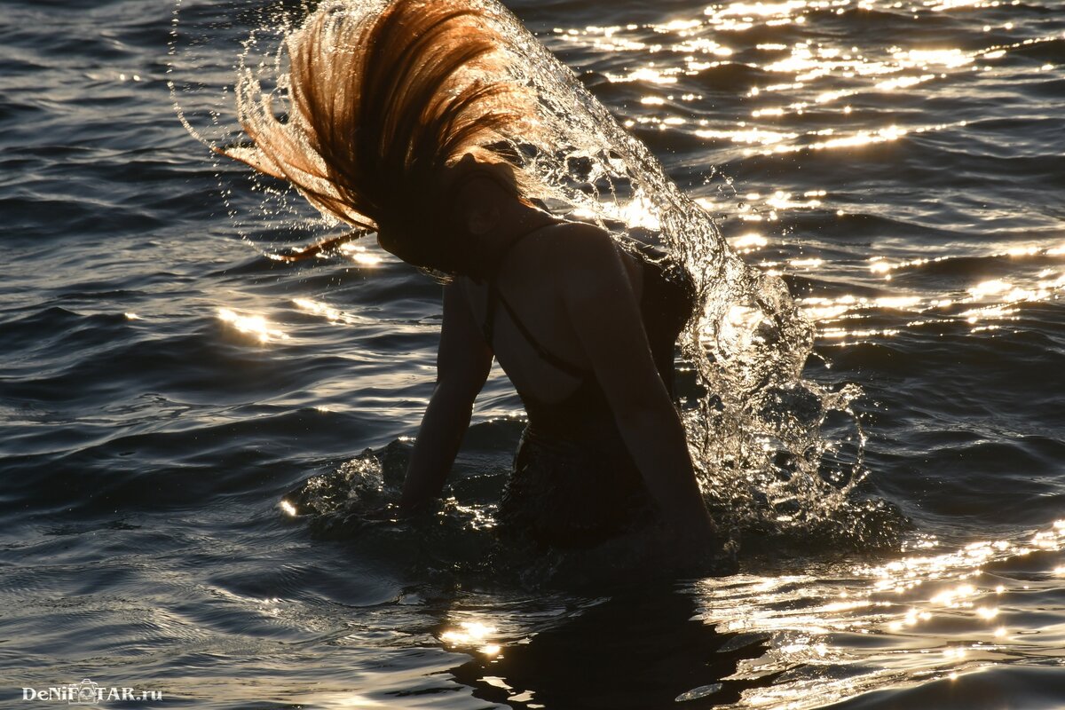 Рис кидают в воду. Волосы из воды. Волосы из воды девушка. Взмах волосами из воды. Девушка выныривает из воды.