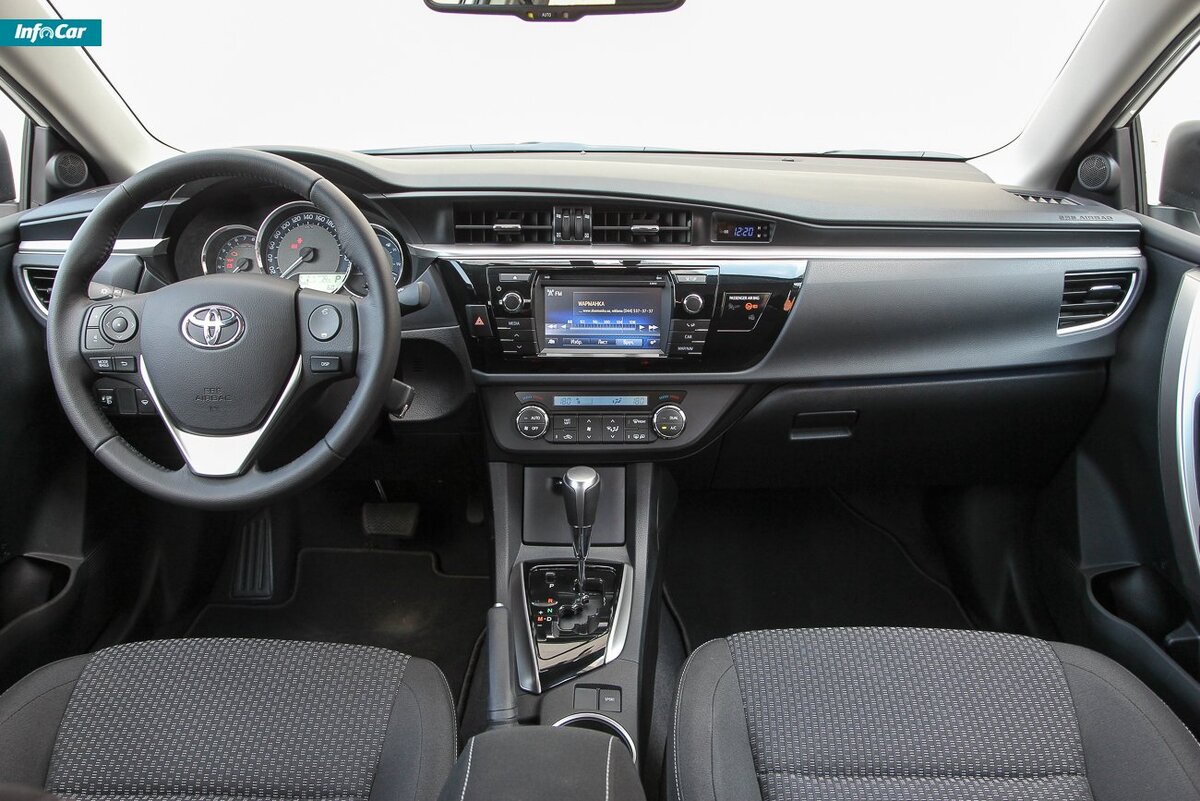 По сравнению с предшественником, «Королла» XI поколения обрела более выразительный и мускулистый кузов. Дерзкая передняя часть, остроконечные боковые зеркала, угловатая линия бокового остекления и рельефная корма вынудили признать: дизайнеры Toyota потрудились на славу. Наконец-то появилась современная оптика. Если немецкие конкуренты давно щеголяли светодиодами, то у 11-ю «Короллу» ими снабдили впервые.

В салоне тойотоненавистники непременно найдут, к чему придраться. Позлорадствуют над архаичными электронными часами на центральной панели, пухлой баранкой руля и почти не меняющимся с годами дизайном. В то же время поклонники марки будут чувствовать себя как дома.

И хотя передним креслам недостает боковой поддержки, сидеть в них вполне удобно. Комфорта добавляет центральный подлокотник. Правда, его не порегулируешь продольно, как например, у одноклассников — Skoda Octavia или Volkswagen Jetta. Впереди не тесно. Устроиться, не цепляя макушкой потолок и не задевая коленями центральный тоннель с КПП, может человек любого роста.