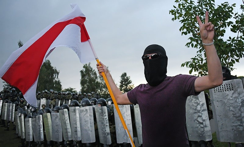 Выборы в Белоруссии многим кажутся, как минимум, моральным поражением Александра Лукашенко и предвестием скорого конца его правления. Однако заместитель главного редактора Carnegie.ru Максим Саморуков отмечает, что Лукашенко не первый раз ведет избирательную кампанию крайне неуклюже, но зато всегда эффективно справляется с задачей сохранить власть. Белорусская оппозиция нерешительностью и неорганизованностью напоминает, скорее, Болотную площадь, чем Майдан, а внешние игроки — что Запад, что Россия, — всерьез не заинтересованы в смене белорусского режима. С разрешения Carnegie.ru «Медуза» публикует статью Саморукова целиком. 
Кажется, что Лукашенко все. Только что он был вечным и неуязвимым и вдруг слинял в два дня. Стал устаревшим, неуместным, изношенным — никому не нужным даже в Ростове. Европа грозит санкциями, Россия шлет вагнеровцев, и даже объявленные им 80% голосов на вчерашних выборах легко списываются на фальсификации. Ночные протесты разгоняют, интернет блокируют, но надежды сильны, что в белорусском режиме что-то необратимо сломалось, и если не прямо сейчас, то скоро все закончится.

Активнее всего ощущение, что наступили последние дни, создает сам Лукашенко. В своих надрывных речах он без разбору громит то Россию, то Запад, то предателей в собственном госаппарате и белорусском обществе, так что в результате кажется, что он остался на целом свете один-одинешенек. Но если попробовать поискать признаки скорого конца за пределами президентских выступлений, то их найдется совсем немного.

Лукашенко всегда очень нервничает и чудит, когда ему приходится проводить выборы. Эти перегибы на эмоциях немало осложняют ему жизнь и во внешней, и во внутренней политике. Но в базовых вопросах он по-прежнему действует неуклюже, но эффективно с точки зрения собственного выживания. 

Россия и Запад могут быть сколь угодно утомлены и раздражены капризами белорусского лидера, но они не видят ему альтернативы и уверены, что рисков от крушения его режима получится куда больше, чем выгод. А в одиночку белорусская оппозиция вряд ли сможет собрать достаточно ресурсов и влияния для смены власти.

Снаружи не хотят
Ни Евросоюзу, ни США сейчас нечего предложить Белоруссии, что могло бы хоть как-то уравновесить ее зависимость от России. С нынешними разладами и кризисами Западу вообще не до смелых проектов на постсоветском пространстве. Главная цель — не стало бы хуже. А свержение Лукашенко вполне может это хуже спровоцировать — например, в виде российской интервенции по украинской модели 2014 года. 

Лукашенко эти страхи не особенно изящно, но старательно поддерживает. Никогда раньше он не говорил о российской угрозе так жестко и так часто, как в эту кампанию. А уж арест людей под всемирно известным брендом «Вагнер» должен был подтвердить самые мрачные опасения Запада.

После такого накладывать санкции на белорусский режим будет неудобно даже в ответ на жэстачайшый разгон протестов. Потому что поди разбери, где тут Лукашенко нарушает права человека, а где вносит посильный вклад в общее дело борьбы с гибридной российской угрозой.

Даже символические санкции со стороны Запада вряд ли последуют после выборов. Слишком обидно будет в очередной раз уничтожать тот небольшой прогресс, которого удалось добиться в отношениях с Белоруссией в последние годы.

К тому же и сам Лукашенко не первый раз замужем и на этих выборах старался лишний раз не подставляться. Оппозиционных кандидатов пересажали еще до официальной регистрации, политических партий за ними нет, обвиняют их не по политическим статьям — какие из них политзаключенные? Так что если дело не дойдет до стрельбы по толпе, то на Западе с радостью забудут нынешние брожения и быстро вернутся к кропотливой работе по осторожному и постепенному сближению Белоруссии с западными стандартами.

Россия, со своей стороны, была бы рада посмотреть, как Лукашенко сорвется из-за нервной кампании, наворотит недопустимого и сам сожжет себе все пути отступления от давления Москвы. Но это совсем не означает, что в Кремле хотели бы смены власти в Белоруссии.

Полная силовая аннексия страны — затея сомнительной полезности и вряд ли осуществима. А значит, для России Лукашенко по-прежнему незаменим, потому что любой другой человек на посту белорусского президента, какой бы пророссийской ни была его/ее риторика до избрания, будет иметь несравнимо больше возможностей для налаживания отношений с Западом.

На этих выборах, в отличие от предыдущих, белорусские оппозиционеры попытались учесть озабоченности Москвы и выглядели куда более дружественными к России кандидатами, чем сам Лукашенко. Но армянский сценарий в Белоруссии все равно невозможен. В 2018 году Кремль не стал влезать во внутриполитические разборки в Армении, уверенный, что карабахский конфликт и так надежно гарантирует неизменность внешнеполитического курса страны.

В случае с Белоруссией, единственной из шести постсоветских стран общего соседства с ЕС, таких конфликтных гарантий нет. Ограничительные функции Карабаха, Донбасса и Приднестровья может выполнять только токсичная фигура Лукашенко на посту президента. Убери его, и на месте последней диктатуры Европы окажется небольшая, упорядоченная и довольно благополучная страна, которая лучше всех на постсоветском пространстве готова вступать хоть в ЕС, хоть в НАТО.

Внутри не могут
Без внешней поддержки ожидать от белорусской оппозиции политических прорывов не приходится — вряд ли она сможет добиться раскола в правящей элите или в среде силовиков. В отличие от многих других постсоветских республик в Белоруссии нет могущественных олигархов, которые перемещаются между постами министров, губернаторов и глав парламентских фракций, требуя от власти своей доли ресурсов.

Когда белорусский высокий чиновник лишается поста, а капитан бизнеса — ценного актива, то они не создают собственные партии, не организуют протесты и не начинают информационную войну против президента, чтобы шантажом пробить себе путь обратно во власть. Вместо этого они облегченно вздыхают, что на этот раз обошлось без того, чтобы их отправили в тюрьму или поднимать убыточный колхоз где-то в провинции.

Белорусская оппозиция хоть и продемонстрировала во время нынешней кампании куда больший потенциал, чем когда-либо раньше, даже близко не располагает теми финансовыми и медийными ресурсами, которые были у успешных оппозиционеров Украины, Грузии или Молдавии. Пока их возможности далеки от того, чтобы создать протестное давление, достаточное, чтобы расколоть белорусский госаппарат, сплоченный репрессиями и ультрастуком.

То же самое касается силового блока. Белоруссия — не Украина, где силовики со времен досрочной отставки Кравчука сами решают, какие приказы президента им выполнять, а какие — не стоит. Несмотря на постоянные междоусобные войны, белорусские силовые структуры не давали серьезных оснований усомниться в их лояльности Лукашенко за все 26 лет его правления, а любые намеки на своеволие быстро и жестко подавлялись.

Даже в непростые годы середины 1990-х еще молодой и не освоившийся белорусский президент мог приказать разогнать силой не только протест, но и парламент с всенародно избранными депутатами, и приказ исполнялся. Неясно, почему по-другому должно быть сейчас, когда силовики стали одной из самых благополучных и привилегированных частей белорусского общества.

Наконец, сами белорусские протестующие — это не столько украинский Майдан, сколько российская Болотная. Большинству из них есть что терять, а их претензии к Лукашенко в основном политические и даже эстетические.

По сравнению со многими другими постсоветскими государствами в Белоруссии нет ни крайней нищеты, ни озлобляющего латиноамериканского расслоения, ни радикального антироссийского национализма. А без таких стимулов людей трудно заставить рисковать карьерой, а то и жизнью в битвах с ОМОНом.

ЧТО ПРОИСХОДИТ В БЕЛАРУСИ
День после выборов в Беларуси: тысячи задержанных, оппозиция не признает результаты, Лукашенко обзывается. Хроника
Власти утверждают, что Лукашенко набрал больше 80% голосов на выборах. В ходе протестов погиб человек, среди пострадавших спецкор «Медузы» Максим Солопов Главное о ночи после выборов
«Я считаю, что мы победили, потому что победили свой страх» Светлана Тихановская выступила на пресс-конференции после выборов
Конечно, в Белоруссии накопилось немало усталости и раздражения из-за бесконечного правления Лукашенко. Но для усмирения такого протеста хватит нескольких громких уголовных дел со сравнительно короткими сроками. Десятки тысяч задумаются над возможными рисками и вернутся к привычной жизни, которая у многих протестующих не так уж сильно отличается от европейской во всем, кроме политических свобод.

Белорусское общество давно переросло своего бессменного правителя с его сельским популизмом. Стране, где IT — одна из главных статей экспорта, а количество шенгенских виз на душу населения самое высокое в мире, нужна куда более сложная и гибкая политическая система, чем может предложить Лукашенко. Но в ситуации, когда режим в своем развитии безнадежно отстает от общества, нет ничего необычного. Особенно если сохранению такого режима способствуют геополитические расклады.

Околофашистские диктатуры Южной Европы выглядели анахронизмом еще в 1940-х, после окончания Второй мировой войны. Но это не помешало им простоять еще 30 лет, пока коммунистическая угроза не спала. Также и Лукашенко может еще долго сидеть на линии геополитического разлома, пока Западу и России не надоест соревноваться за влияние на постсоветском пространстве.