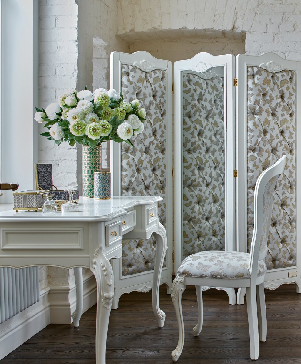 Готовые композиции из искусственных цветов можно использовать во всех популярных интерьерных стилях — от прованса до неоклассики.