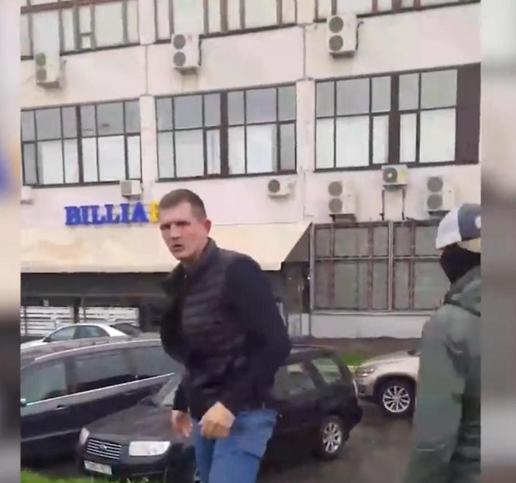 Полюбуйтесь на этого "героя"