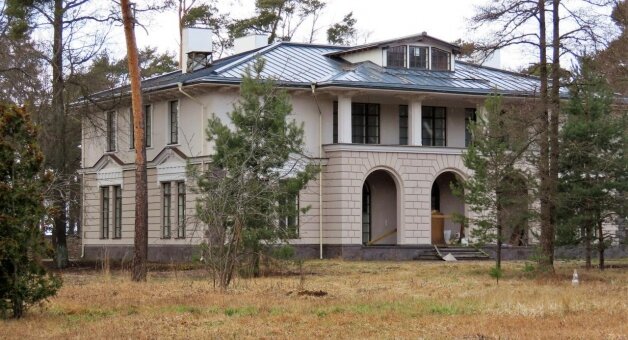 Ворочать миллиардами и владеть особняками — наверное, приятно, но уж очень хлопотно. Слишком много желающих отнять и поделить. #Сестрорецк #ленинградская_область #коттедж #банкротство #новостройки #элитная_недвижимость #андрей_исаев #Синочкин #новостинедвижимости