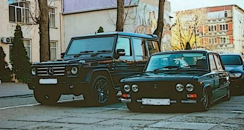 Останавливаются на светофоре копейка и Гелендваген АМГ, тут в копейке опускается переднее стекло с громким скрежетом.