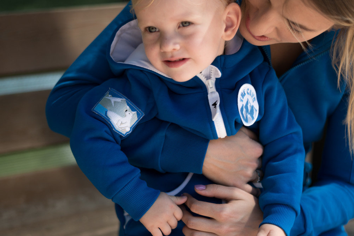 Даже маленький ребенок легко наденет комбинезон The Cave сам и не прищемит кожу