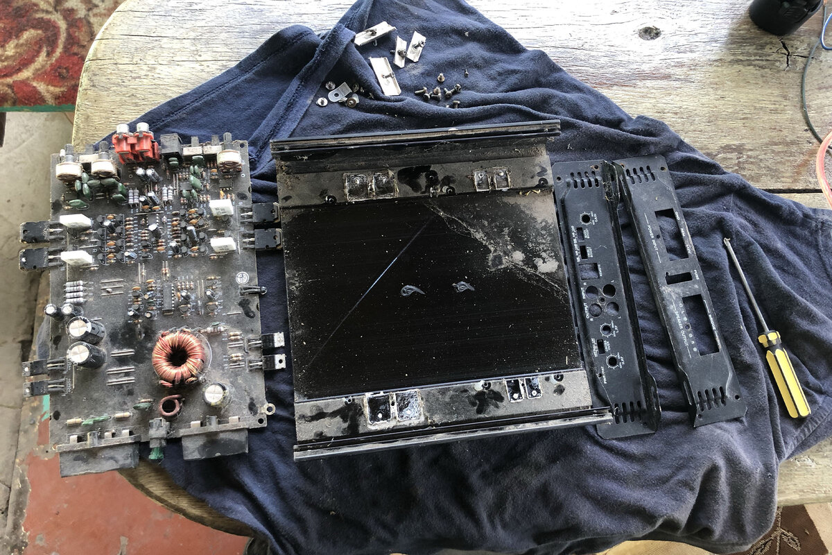 Раскидал комплектующие усилителя. По большому количеству пыли видно, что он давно не использовался.