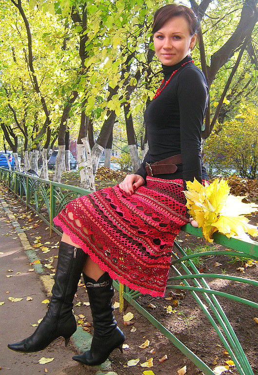 https://cs5.livemaster.ru/storage/73/e7/4cf7fa3a7cb6dee6a0078e9e0dy4--odezhda-osennij-vyhod-v-krasnom-avtorskaya-yubka.jpg