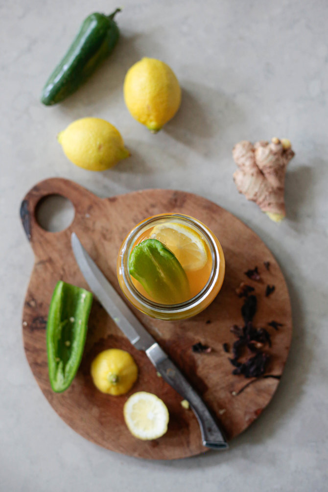 Вы можете использовать свежие или сухие ингредиенты, или их комбинацию. Если вы покупаете сушеные ягоды и гибискус, это хорошая идея, чтобы блиц его на мгновение, чтобы сломать его для более легкого извлечения.

Любые свежие ингредиенты, такие как лимоны, имбирь и халапеньо, вы можете просто грубо нарезать. 

Совет: из-за уксуса важно защитить металлическую крышку от коррозии. Вы можете использовать кусок вощеной бумаги под крышкой, чтобы отделить его от уксуса, но вам все равно нужно время от времени проверять его и менять, если это необходимо.