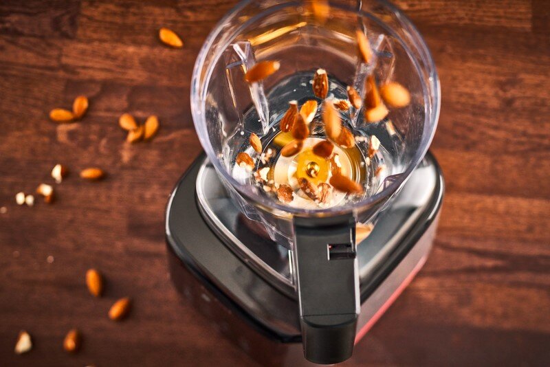 Мощности блендера хватит даже для приготовление ореховой крошки. Просто засыпьте в блендер любимые орехи, чтобы украсить крошкой мороженое или пирог 