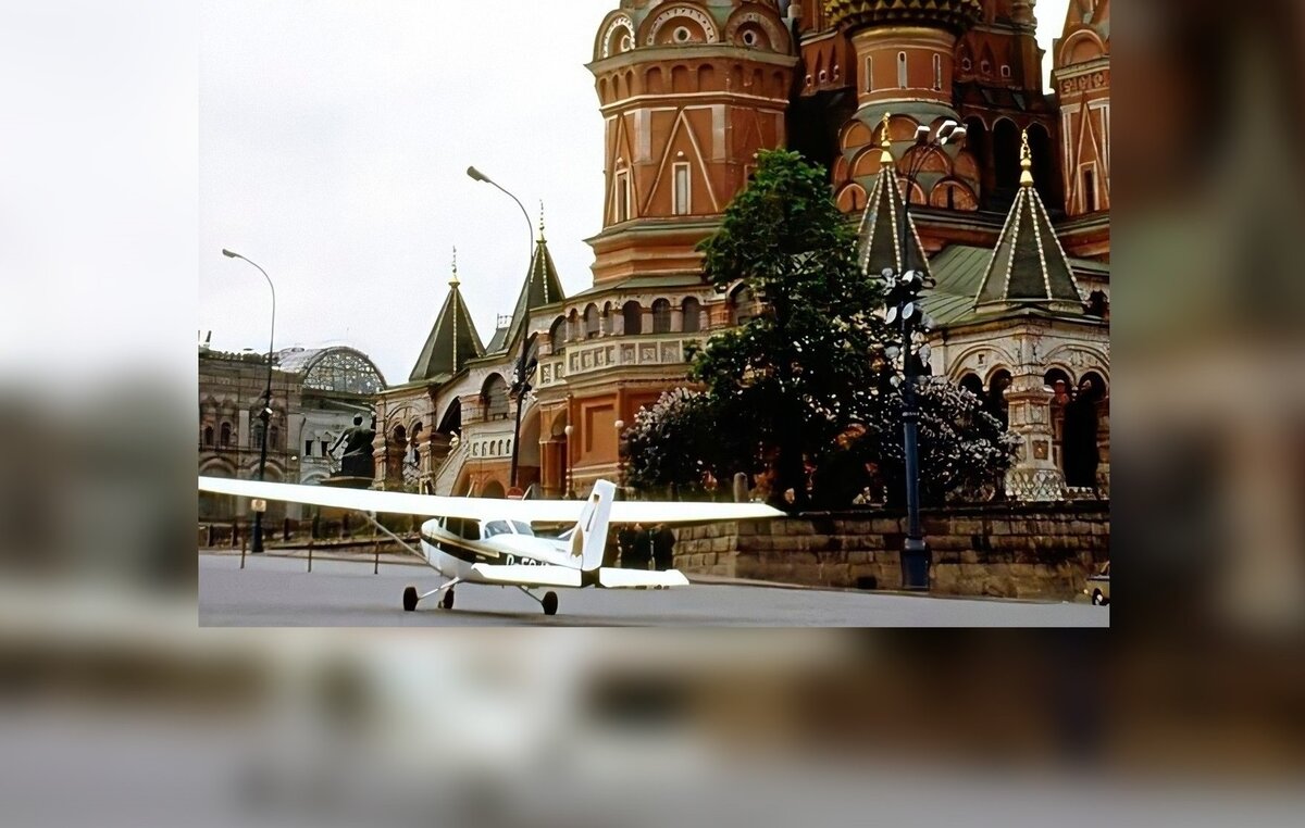 Самолет на красной площади 1987 в москве. Матиас Руст на красной площади 1987. Кто посадил самолет на красной площади в 1987. Посадил самолет на красной площади в 1987. Swatch после приземления Руст на красную площадь.