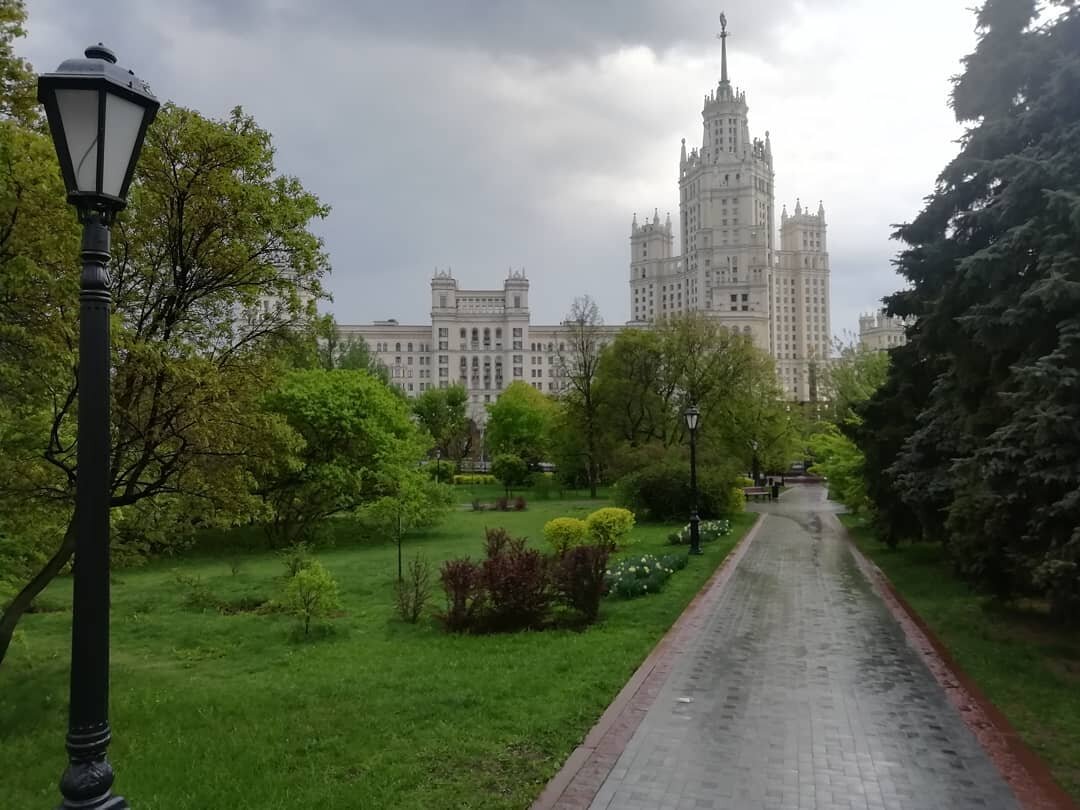 Со стороны Яузской улицы. Устьинский сквер. Лето 2019 года. Huawei p Smart