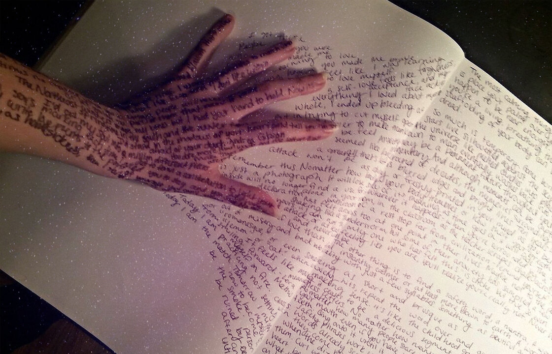 Руки поэзия. Надписи в книгах Эстетика. Эстетика надписи на бумаге. Исписанные руки.