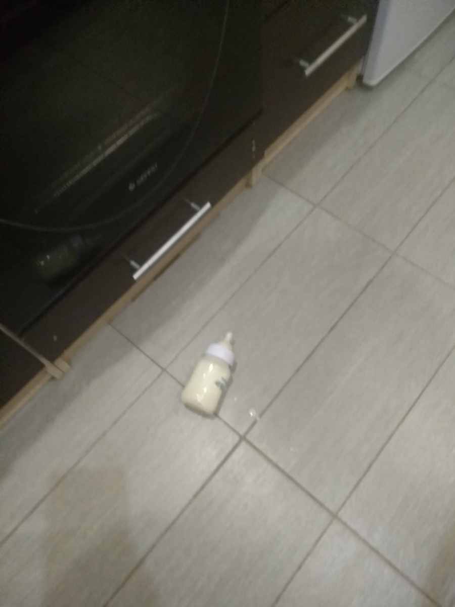 Да-да, вот так заканчиваются мои попытки дать ребенку бутылку. Бутылка всегда будет валяться именно возле плиты😬