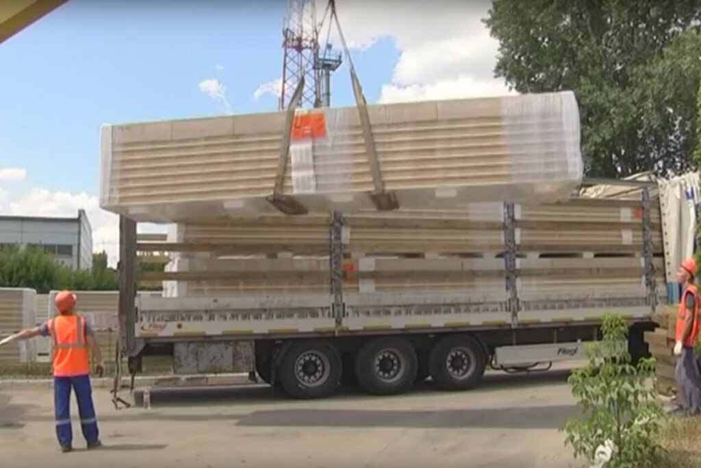 Погрузка сэндвич-панелей