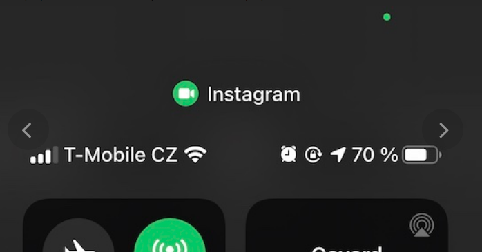 Предупреждает о включенной камере