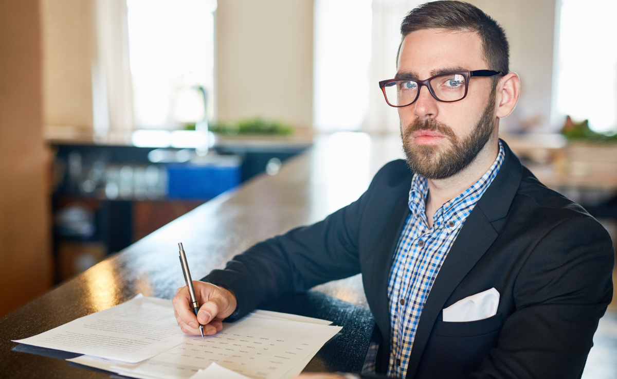 Двое предпринимателей обсуждают. Исторические бизнесмены. Исторические бизнесмены. Исторические бизнесмены. Успешный мужчина.