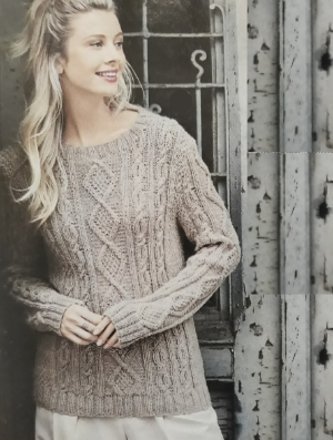 Классический пуловер с аранами и косами.