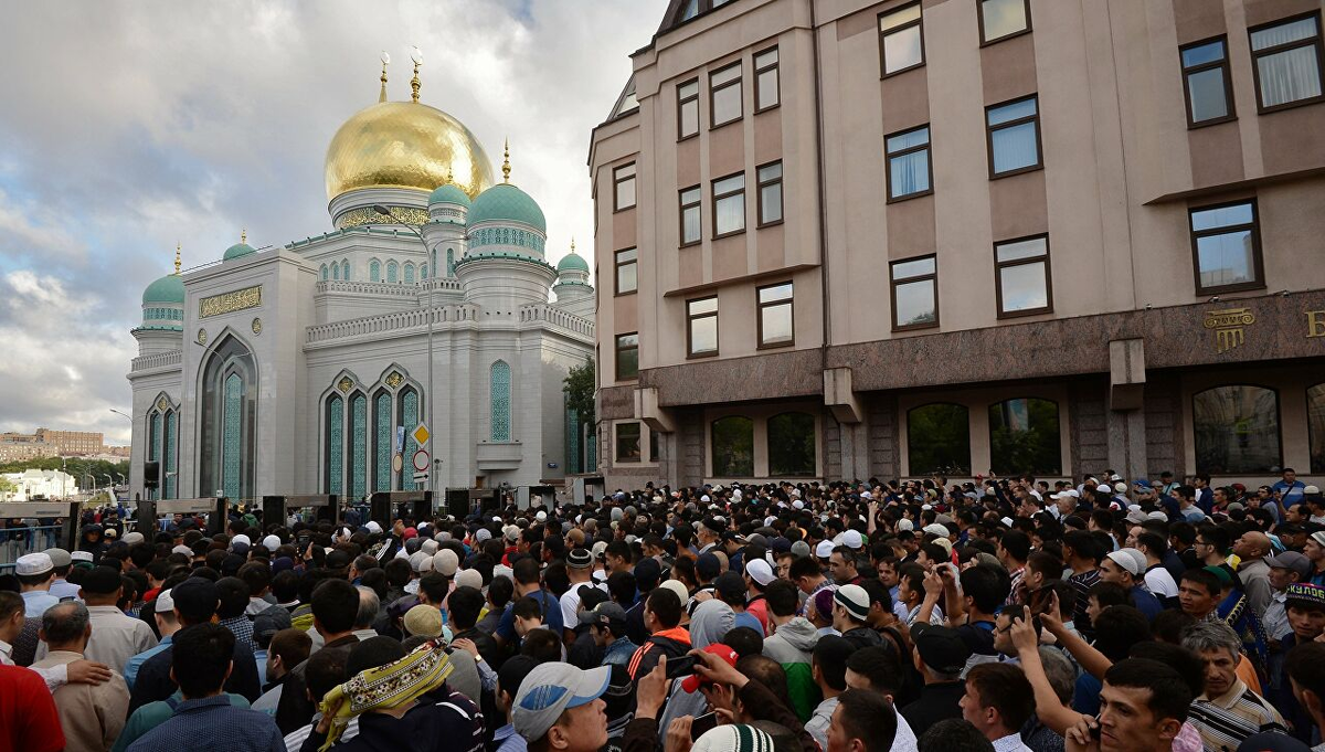 Праздничная молитва на ураза байрам. Московская Соборная мечеть Москва. Московская Соборная мечеть Рамадан.