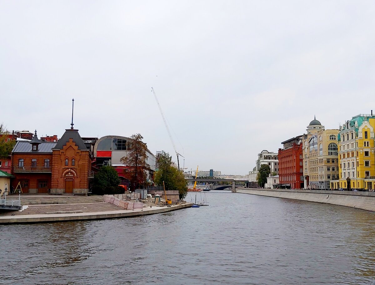 Слева остров Балчуг, справа Якиманская набережная, фото автора