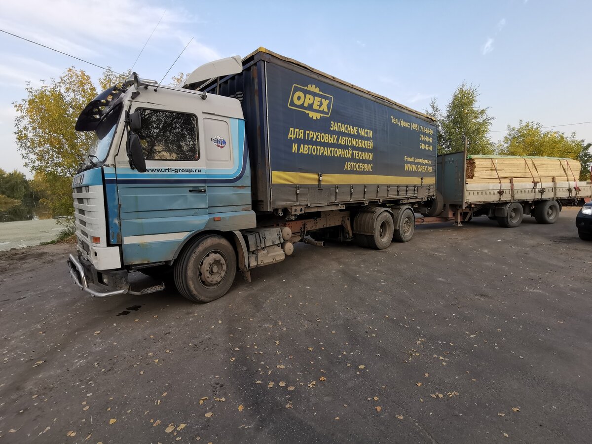 Машина с материалами. К сожалению с прицепом в посёлок не пропустили и пришлось прицеп отцеплять, разгружать машину и возвращаться к прицепу для повторной перегрузки материала в грузовик. 