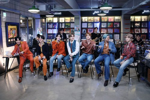 Фото с выступления BTS на шоу Tiny Desk Concert в США. Предоставлено Big Hit Entertainment 21 сентября. 
