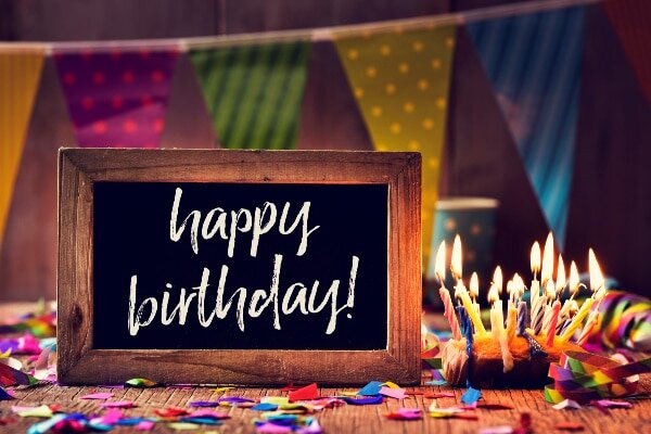 Такой вариант таблички подойдет абсолютно под любой праздник. Меловые доски сегодня очень популярны: надписи легко меняются, доска смотрится стильно и подойдет под абсолютно любой праздник