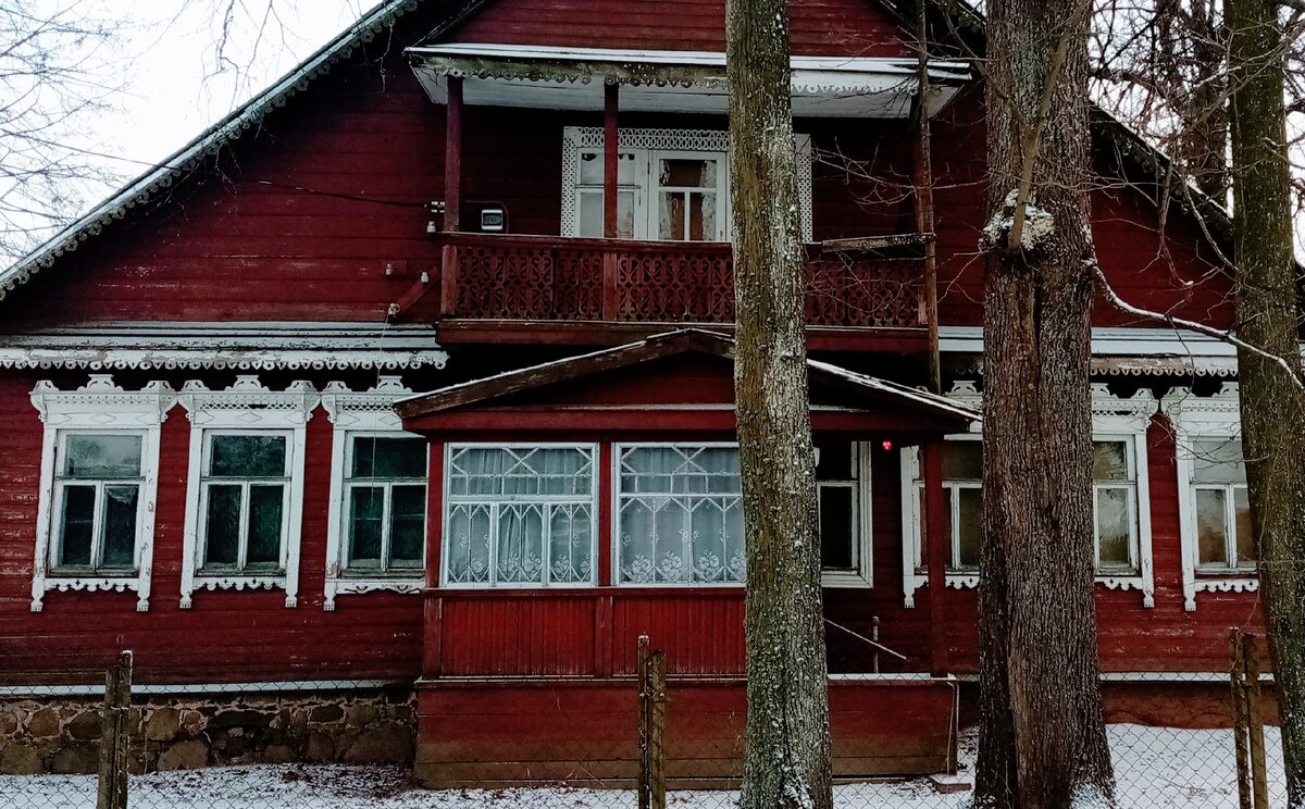 Здесь принята широкая двускатная крыша