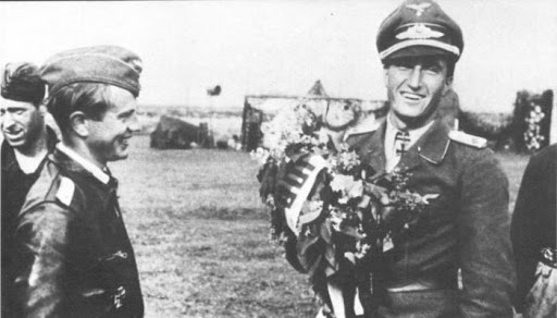 Вальтер Новотны встречен подчинёнными, прибытие в расположение «эскадрильи Новотны». Фото в свободном доступе.