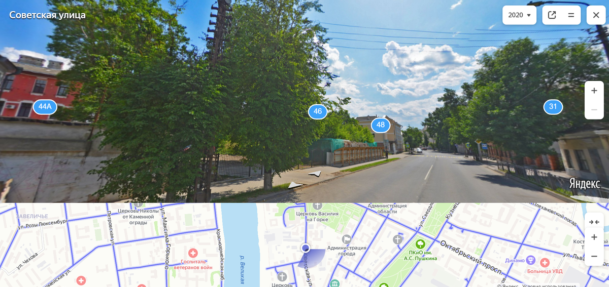 Как видите столб стоит до сих пор. Дальше разрушенный дом Карамышева. Пока он стоял жилой, был целый. Как только дом расселили году, так в 2006, сразу же случился пожар.