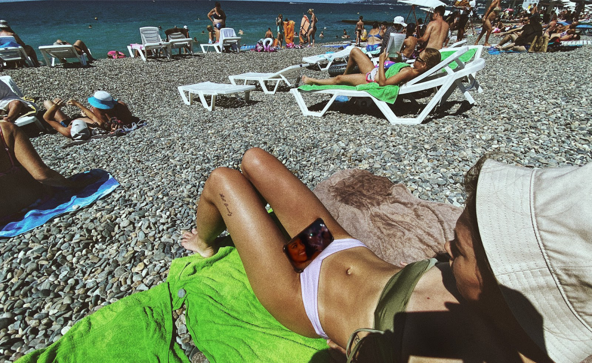 Беру телефон и «КиноПоиск HD» на пляж