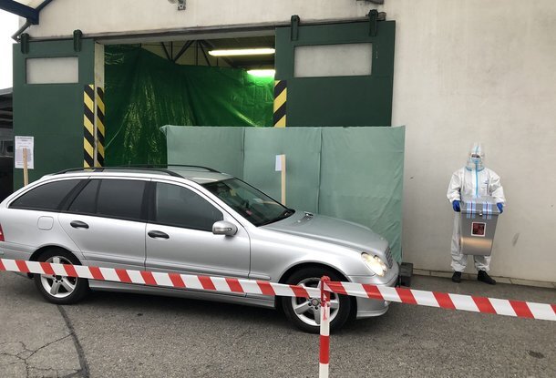 Люди, которые находятся на карантине из-за эпидемии covid-19, в специально созданных местах смогли проголосовать из машины на выборах в Сенат Чехии и региональные органы власти. Однако явка на выборы по принципу drive-in была низкой. В Праге пункты голосования из автомобиля работали с 07:00 до 15:00 в каждом районе. По словам пресс-секретаря Министерства внутренних дел Клары Длубаловой, в среднем 250 человек в каждом регионе Чехии воспользовались возможностью проголосовать из машины. 
Урны для голосования останутся запечатанными до субботы, когда подсчет голосов начнется в обычном режиме. Избирательные участки будут работать в пятницу с 14:00 до 22:00 и в субботу с 8:00 до 14:00. Голосование состоится и в четверг в специальных избирательных округах в домах престарелых и аналогичных учреждениях, закрытых из-за коронавируса. 

Источник: ceskenoviny.cz