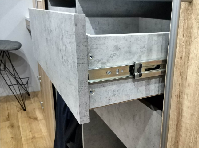 Ящик на шариковых направляющих