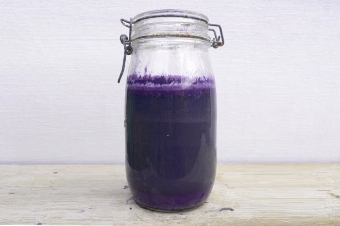 Сосуд для крашения с суспензией экстракта из моллюска обрубленного мурекса
