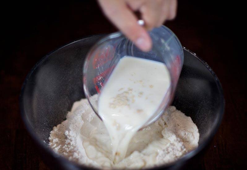 Рецепт приготовления пирожков, жареных на сковороде, начинается, конечно же, с теста. Молоко нужно немного нагреть и добавить к нему сахар и пакетик сухих дрожжей. Все тщательно перемешать, пока сахар и дрожжи не растворятся и отправить в миску с небольшим количеством муки. 