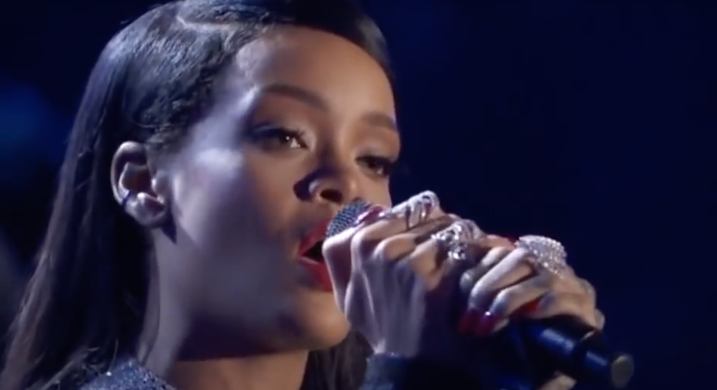 На фото прекрасная Рири. Фото с концерта Эминема и Рианны 