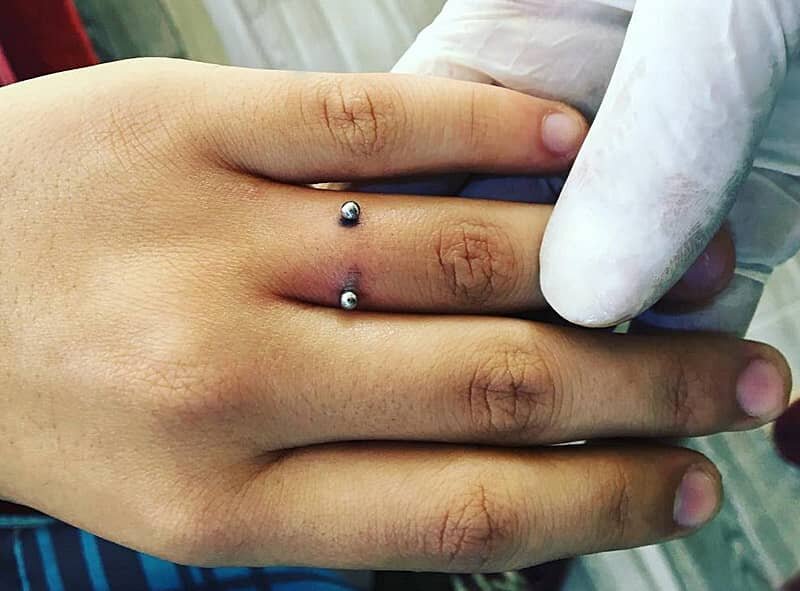 Мастер оценивает своё новое творение на пациенте. Красиво же? ) 