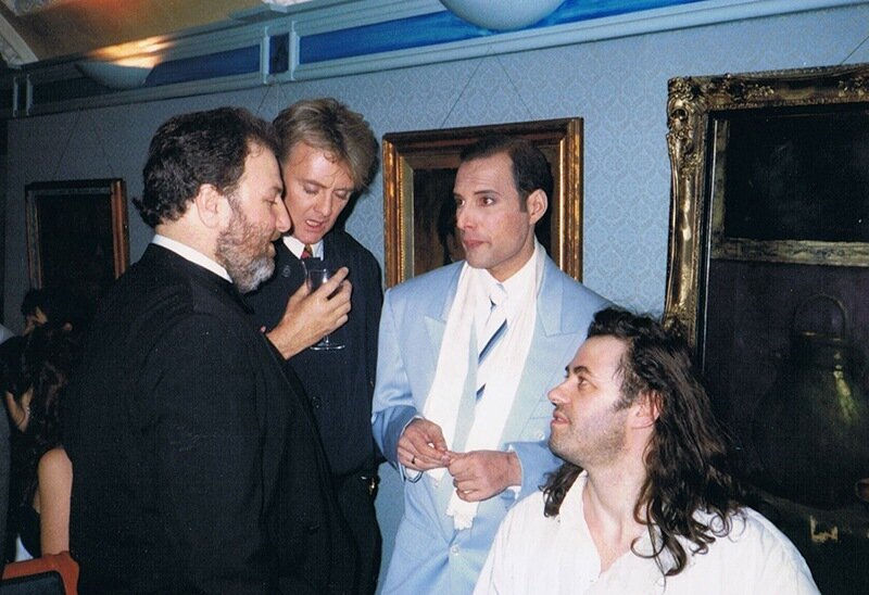 Празднование двадцатилетия группы музыканты Queen перенесли на 1990 год