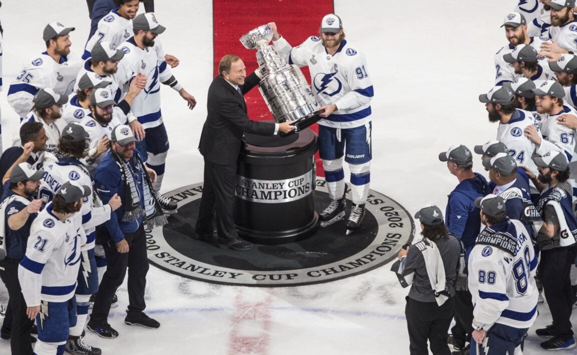 Комиссар НХЛ Гэри Беттман передает Кубок Стэнли игрокам «Тампы». 