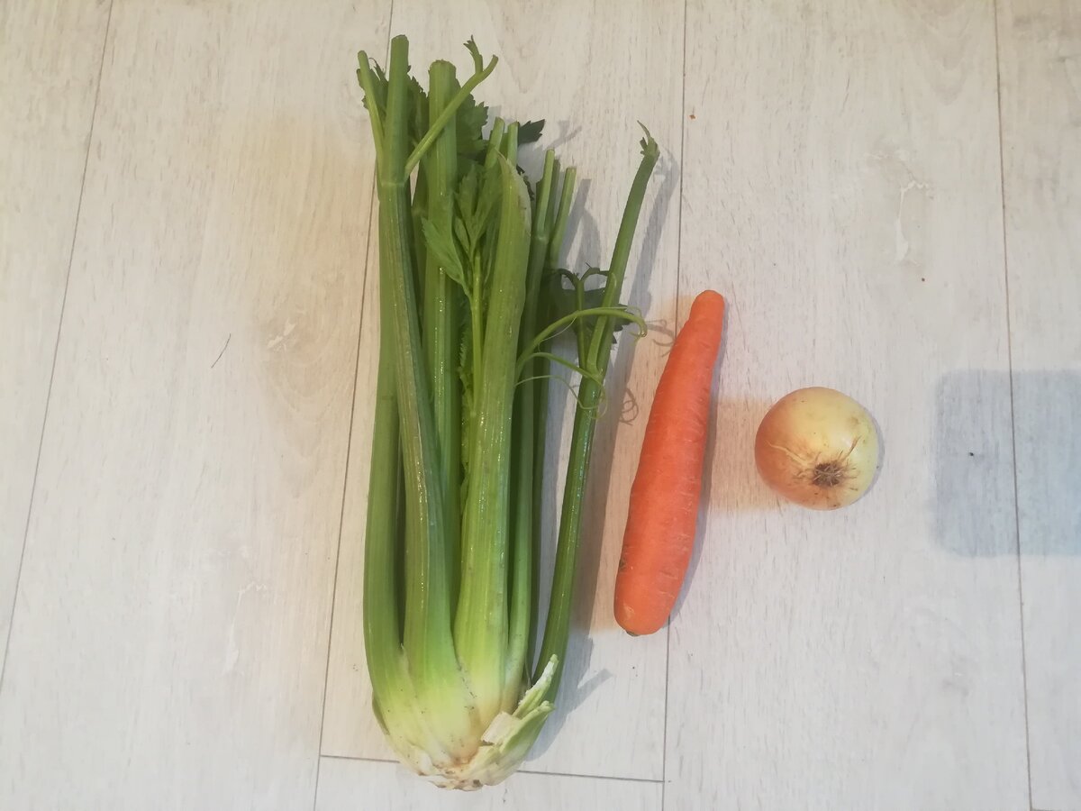 Сельдерей, морковка и лук