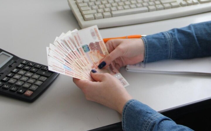 Единовременную денежную выплату в размере 51 тыс. руб. на одну семью уже получает ряд российских граждан. Данное пособие назначается отдельным категориям граждан, сообщает PRIMPRESS. 
Выплата осуществляется в разных регионах России. Пособие регулируется в рамках регионального проекта «Финансовая поддержка семей при рождении детей» нацпроекта «Демография».

Речь идет о выплатах, которые семьи получают при рождении детей. Так, например, в Волгоградской области при рождении первого ребенка семья получает выплату в размере 51 тысячи рублей. Но деньги дают только на одного из родителей. При этом раньше сумма была в два раза меньше, а возрастной ценз родителей ограничивался 23 годами. Сейчас получить деньги можно до 24 лет.

Получить выплату можно и на второго ребенка, но здесь есть ряд условий. Так, доход семьи не должен быть выше полутора прожиточных минимумов. Также важно, чтобы на тот момент первому ребенку было менее трех лет.

Для многодетных родителей снижена финансовая нагрузка по уплате транспортного налога, в полтора раза выросла компенсация за услуги ЖКХ.

Ранее сообщалось, что новую денежную выплату в размере около десяти тысяч рублей на детей смогут получить российские семьи в октябре. Соответствующее распоряжение подписал премьер-министр Михаил Мишустин. Правительство России выделило дополнительные денежные средства на детские выплаты. Финансирование направлено в 36 российских регионов. Всего из бюджета выделяется 2,58 миллиарда рублей.