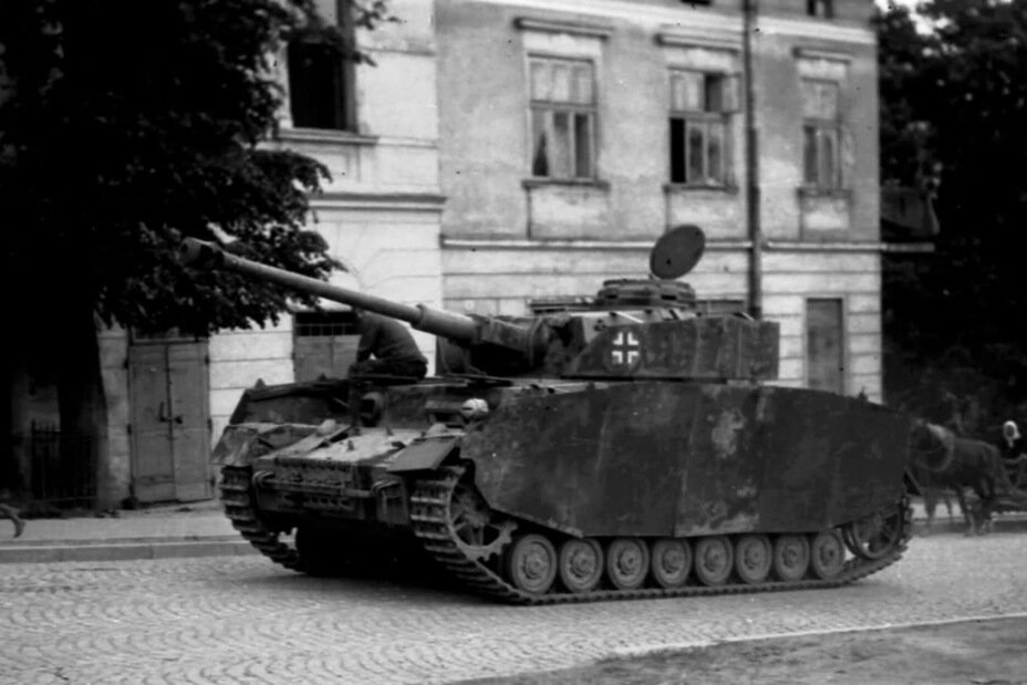 Pz.Kpfw.IV до самого конца войны оставался одним из основных немецких танков. Комичность ситуации в том, что изначально Krupp разрабатывал только башню, а всё остальное «выросло» потом
