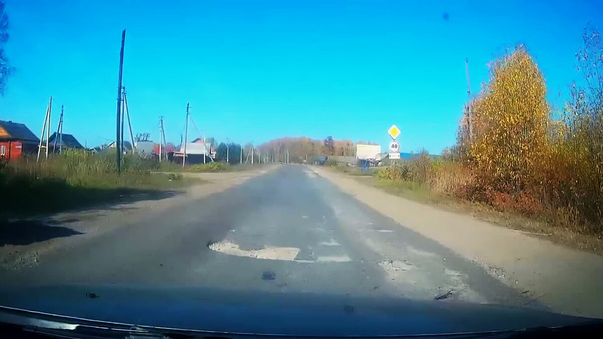 Третий участок - Килемарский район и сами Килемары. Дорога убитая. Такое впечатление, что про эти 20 километров ремонтники вообще забыли. Объезжая одну яму, обязательно попадешь в другую. 