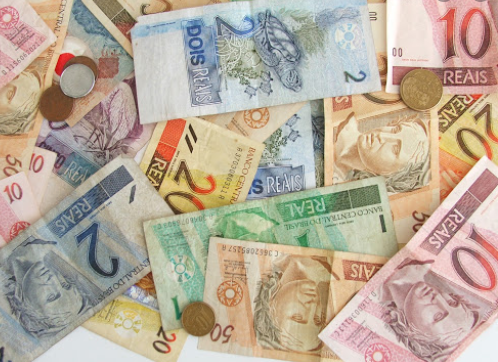 При обыске полицейские обнаружили около 32 900 реалов (5,3 тысячи долларов) наличными, причем часть денег была спрятана в нижнем белье и между ягодиц сенатора.