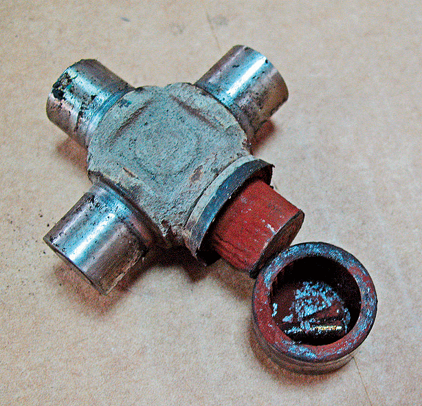 Причина износа: одну из чашек крестовины «обделили» смазкой