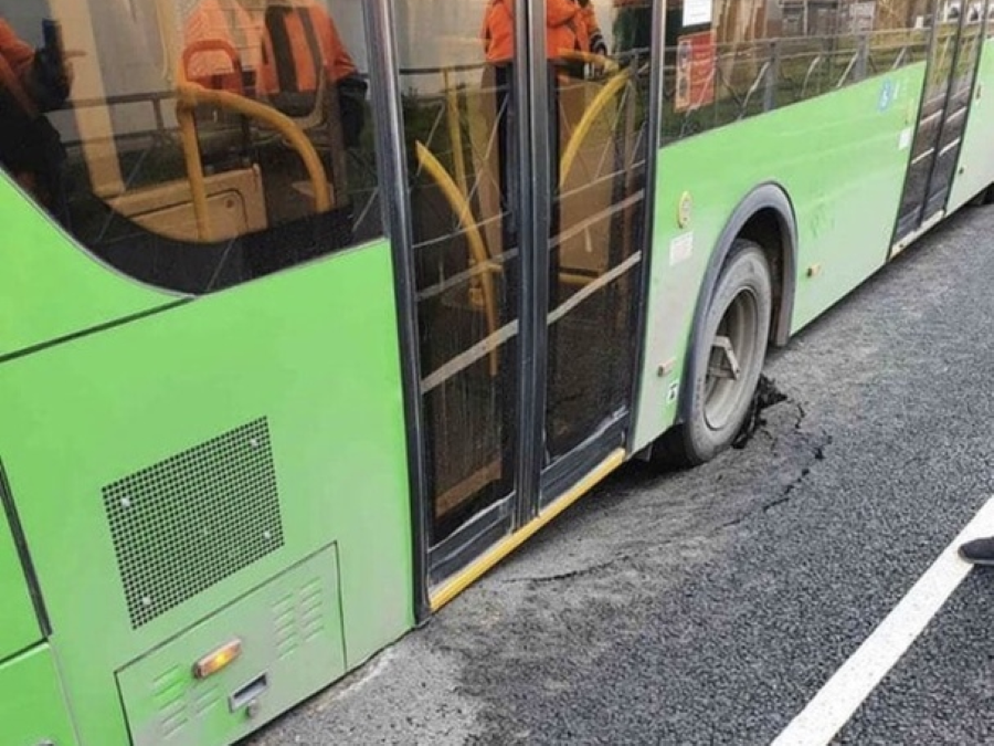 Где провалился автобус. Автобус проваливается в текстуры. В Тюмени провалились автобус. Автобус провалился под асфальт. Автобусы гармошки в Тюмени 2022 года.