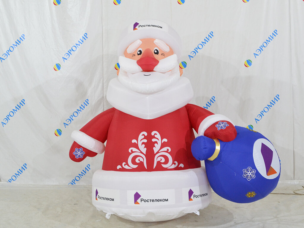 Хорошенький и брендированный Дед мороз уже мчит к своим заказчикам! 
Заметный и понятный бренд расположился на мешке, шапке и подоле фигуры.