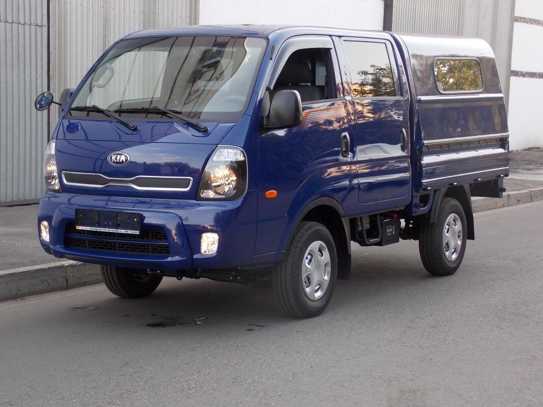 Киа Бонго небольшой грузовик, который производится корейской компанией с 1980 года. За довольно-таки большой срок Бонго потерпел два обновления и четыре смены поколения.