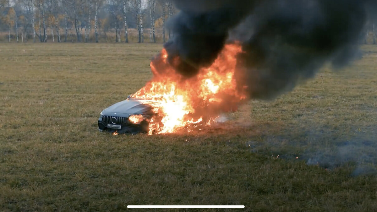 Низкое качество автомобиля Мерседес побудило блогера сжечь свой автомобиль  за 13 миллионов рублей | Manikol. Путешествия всей семьей | Дзен