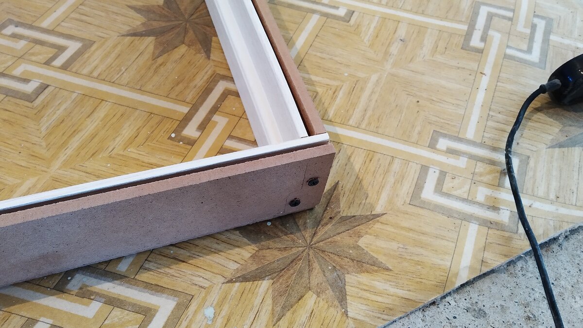 Видно скрутил верхнюю часть дверной коробки с боковой на два шурупа 50 мм...